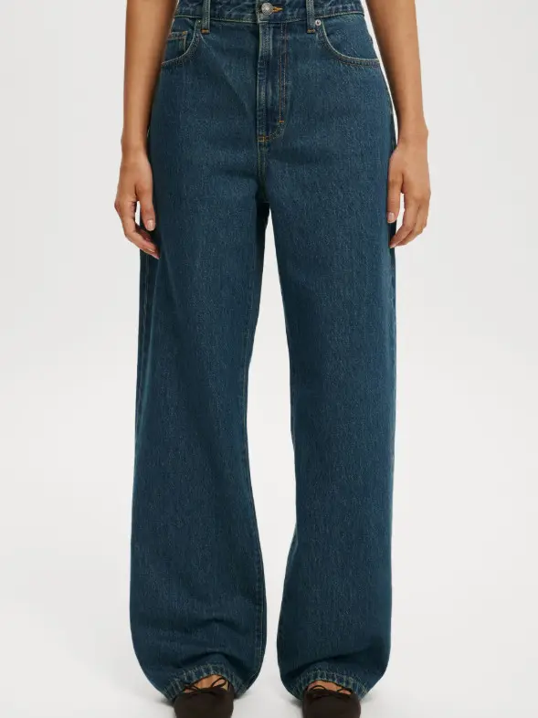 niebieskie spodnie jeans proste nogawki