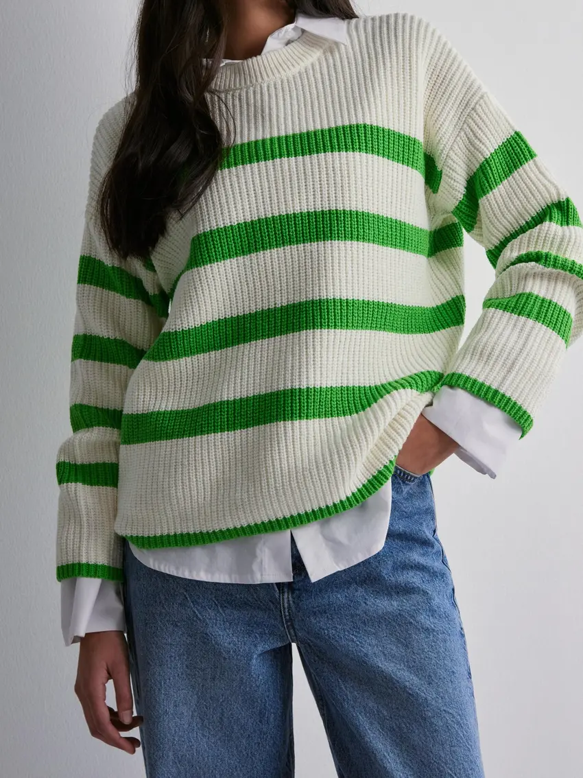 sweter wzór paski kontrast