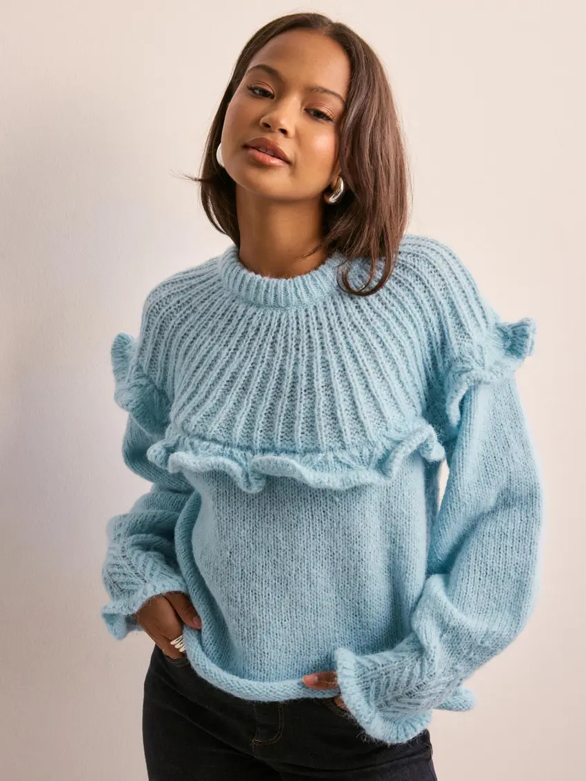 niebieski sweter falbany
