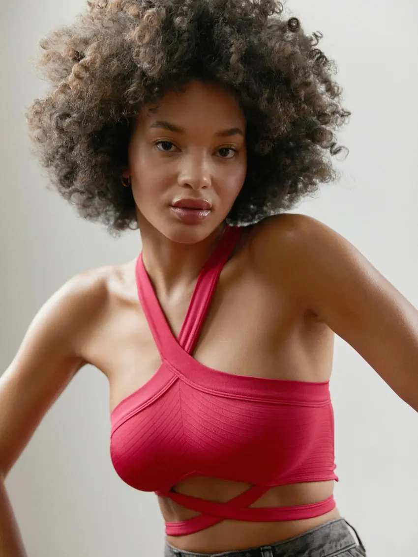 RÓŻOWY DOPASOWANY CROP TOP WYCIĘCIA PASKI