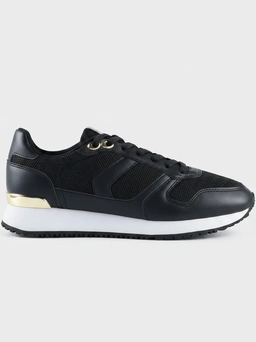 sznurowane czarne buty sportowe