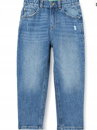 niebieskie spodnie jeans