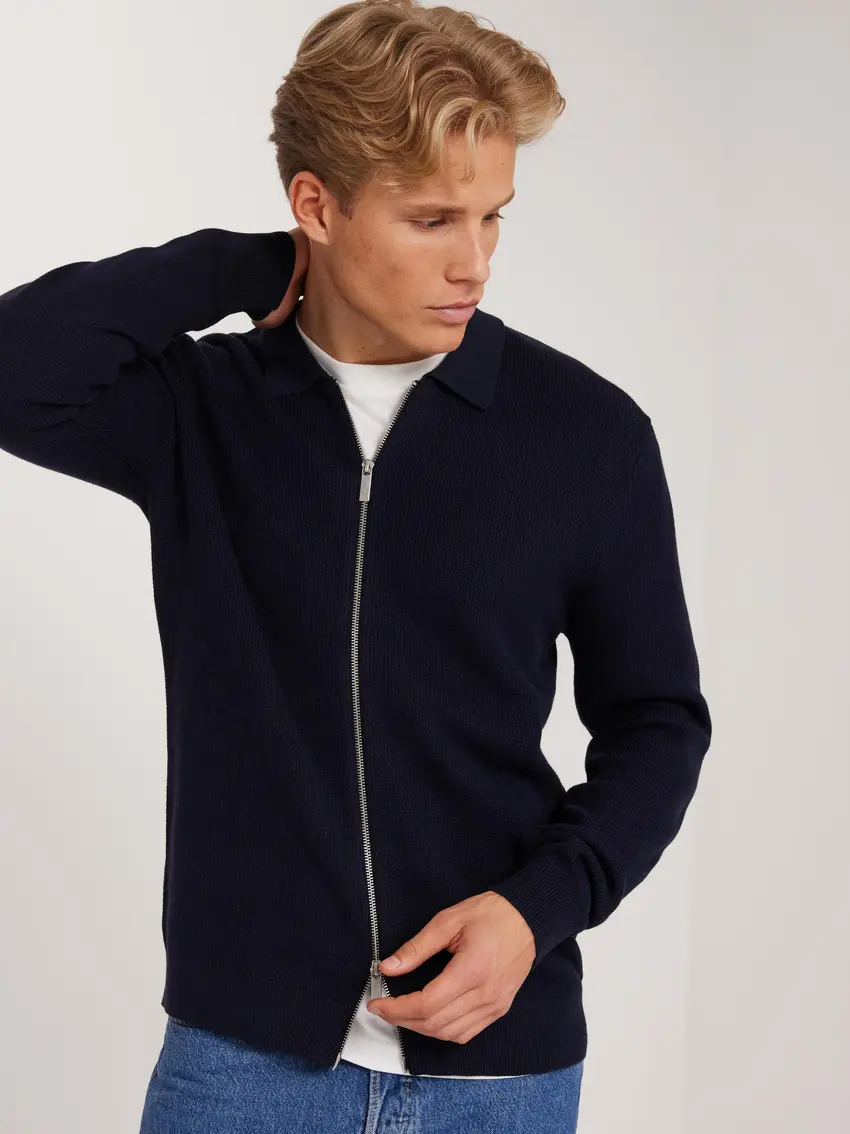 granatowy sweter zamek kołnierzyk