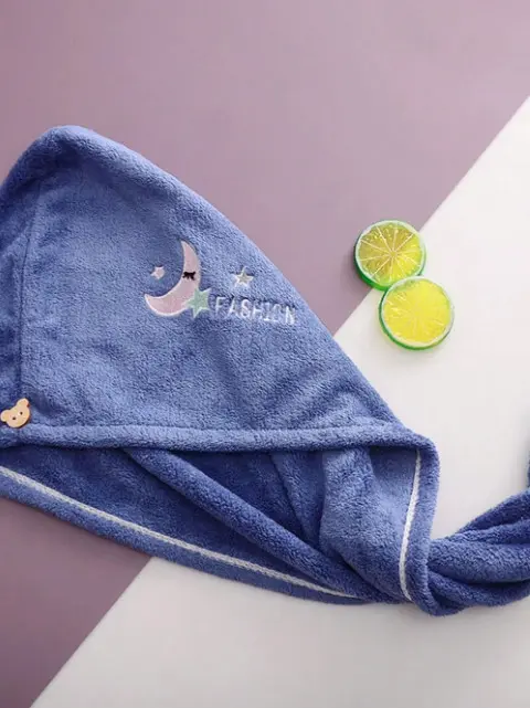 niebieski ręcznik do włosów