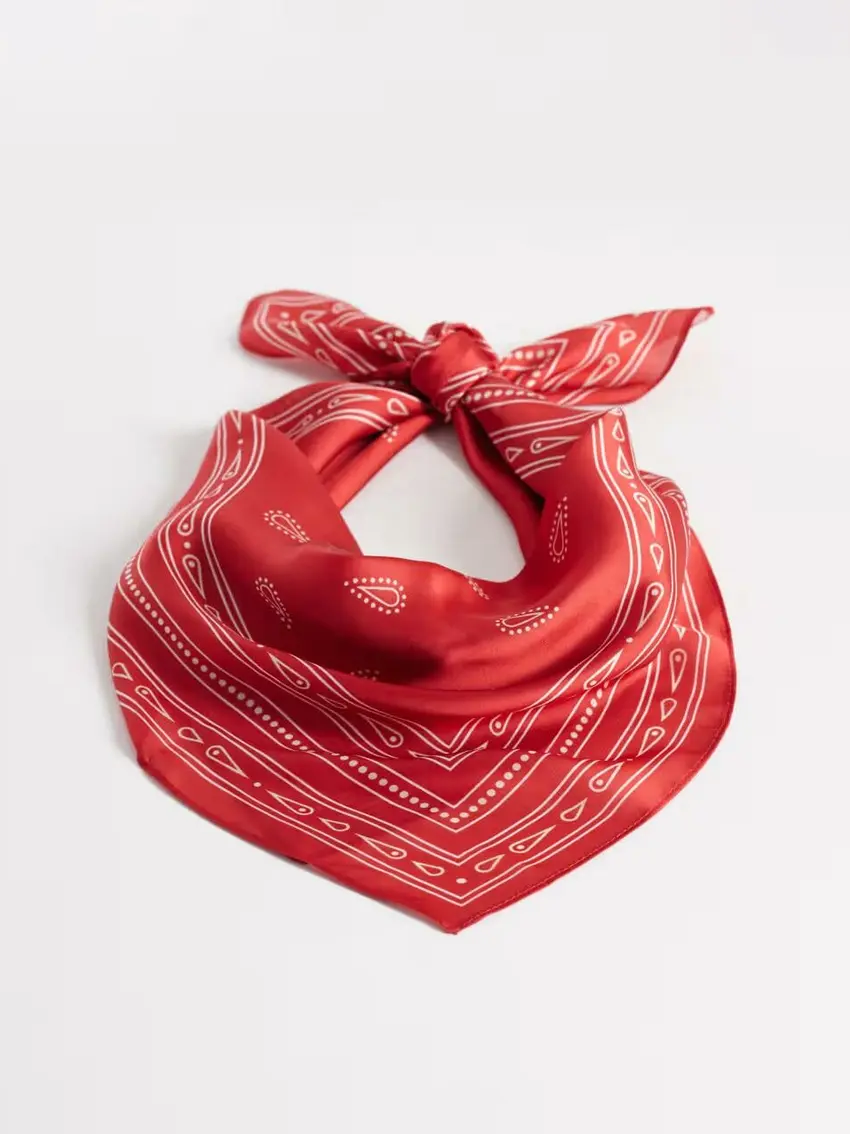 czerwona satynowa apaszka bandana paisley print