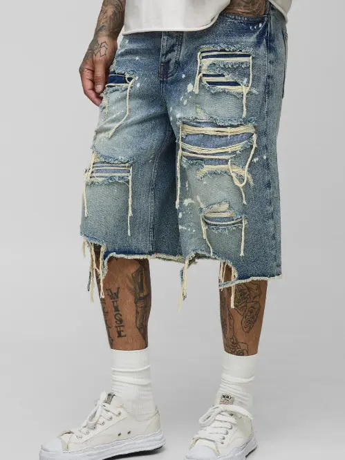niebieskie spodenki jeans przetarcia