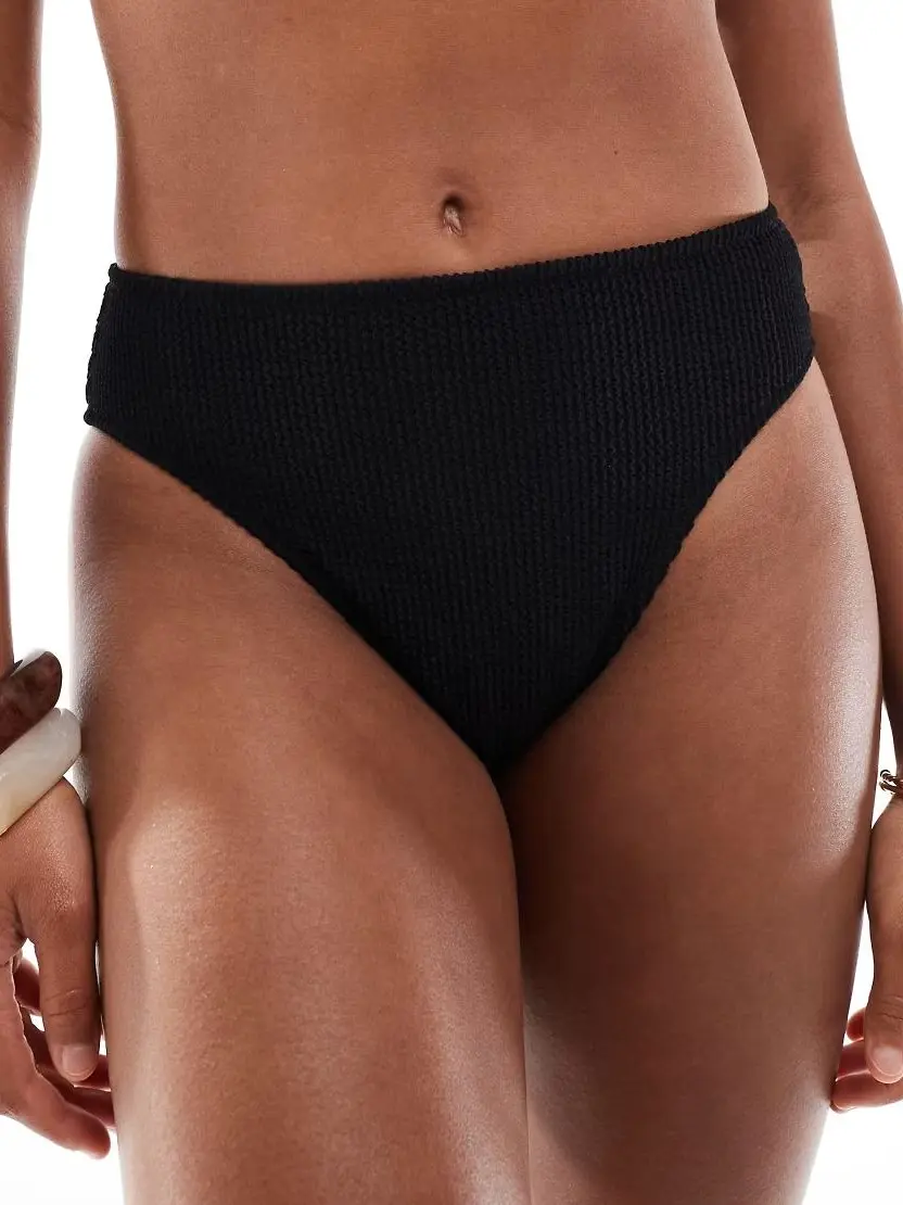 CZARNY DÓŁ OD BIKINI TEKSTURA