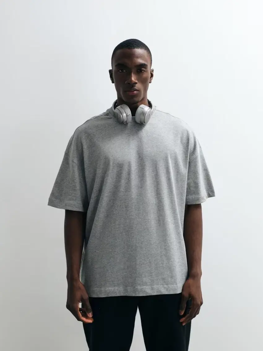 szary oversize t-shirt okrągły dekolt