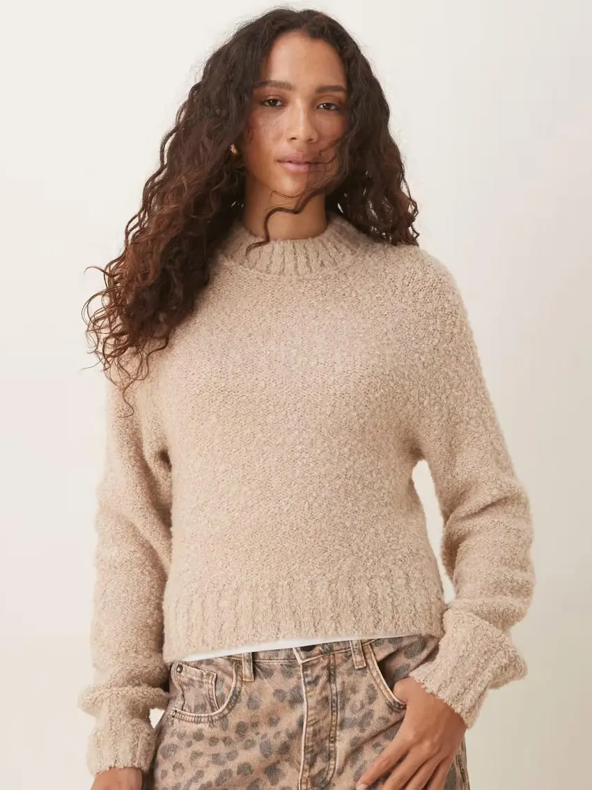 klasyczny beżowy sweter