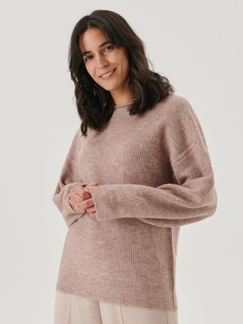 KLASYCZNY BEŻOWY SWETER
