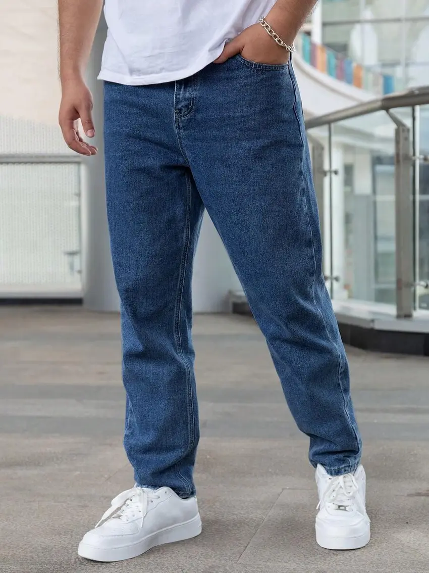 niebieskie spodnie jeans
