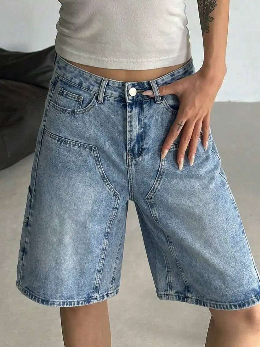 niebieskie spodenki jeans