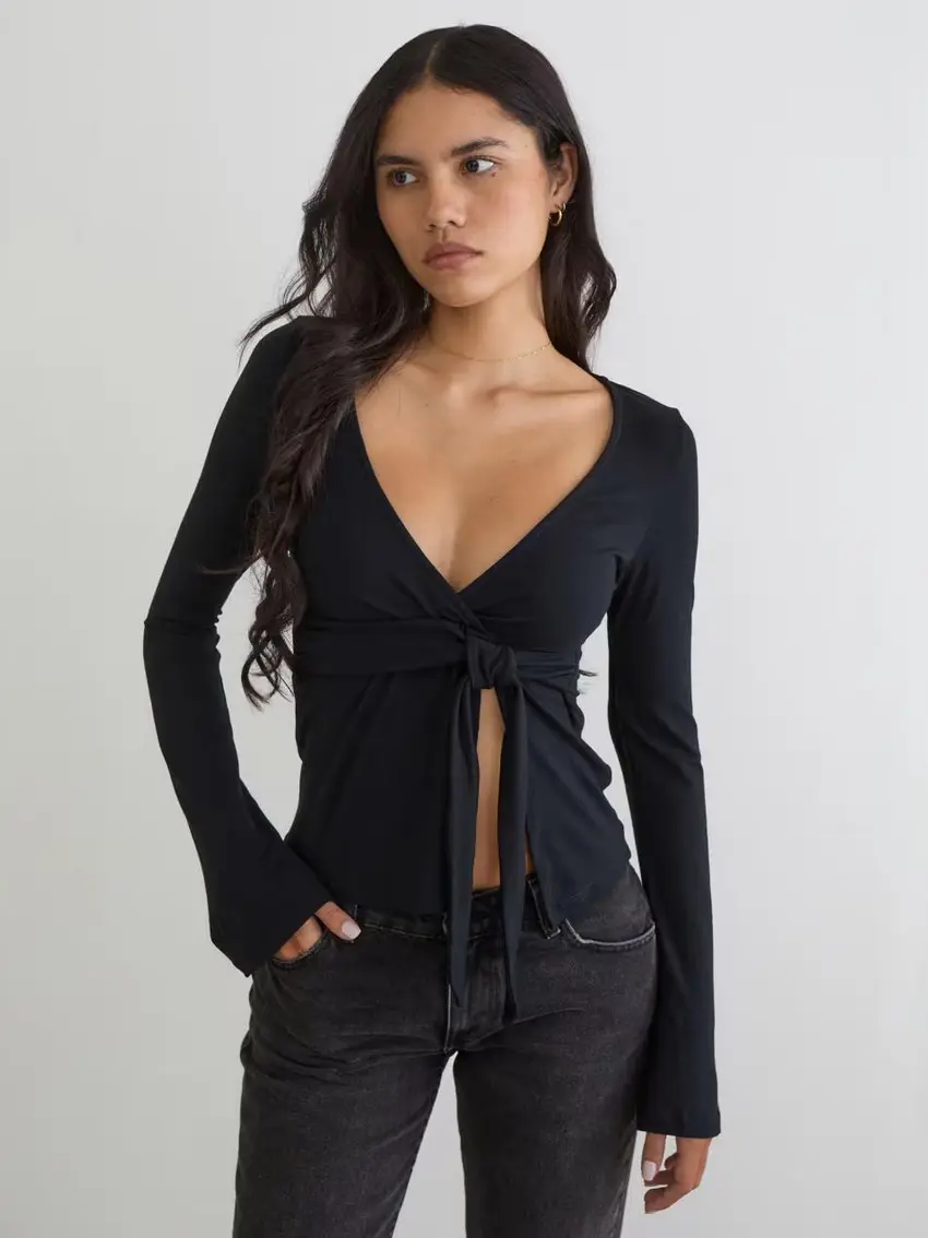 czarny top z długim rękawem v-neck