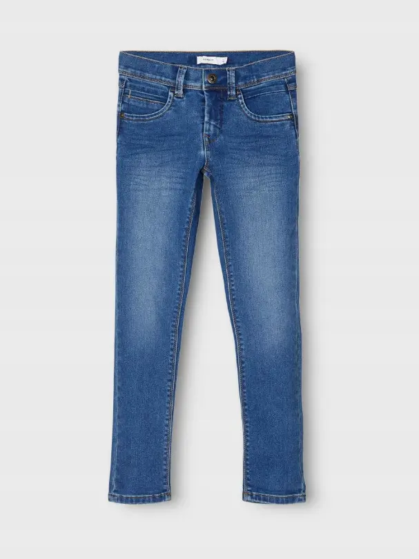 niebieskie spodnie jeans