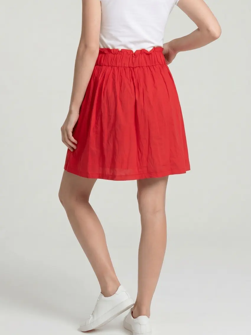 czerwona mini spódnica