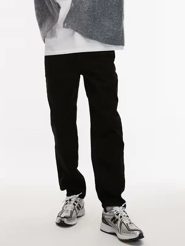 czarne spodnie jeans