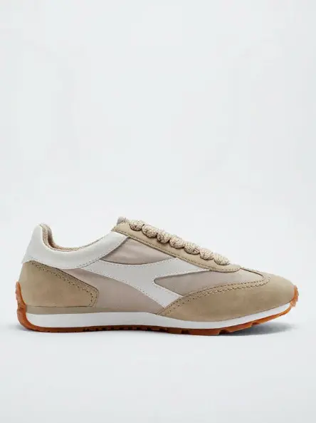 beżowe buty sportowe kontrast
