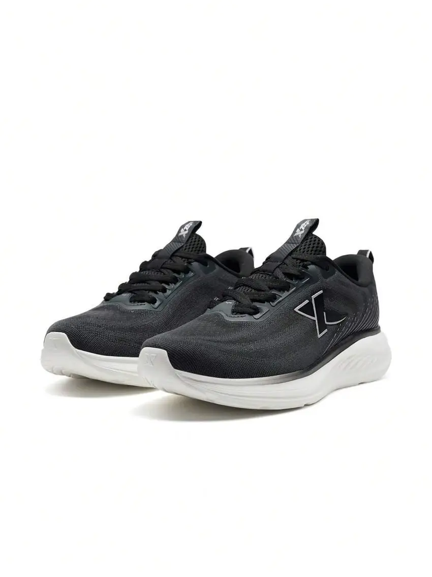 czarne buty sportowe