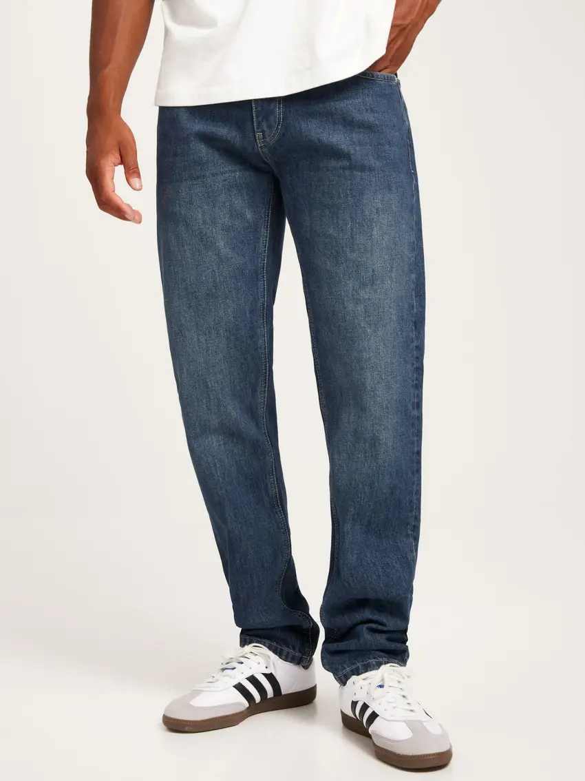 proste spodnie jeans