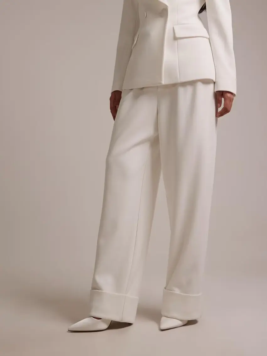 białe proste eleganckie spodnie