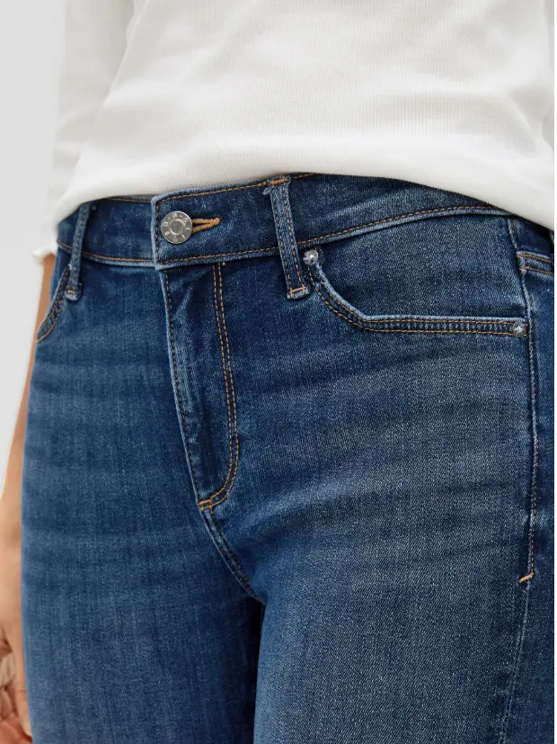 niebiskie spodnie jeans