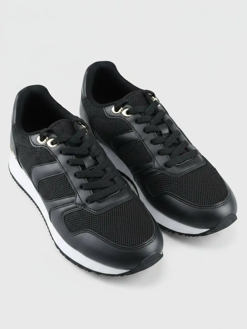 sznurowane czarne buty sportowe