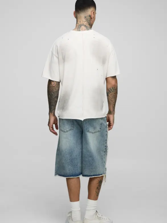 niebieskie spodenki jeans przetarcia