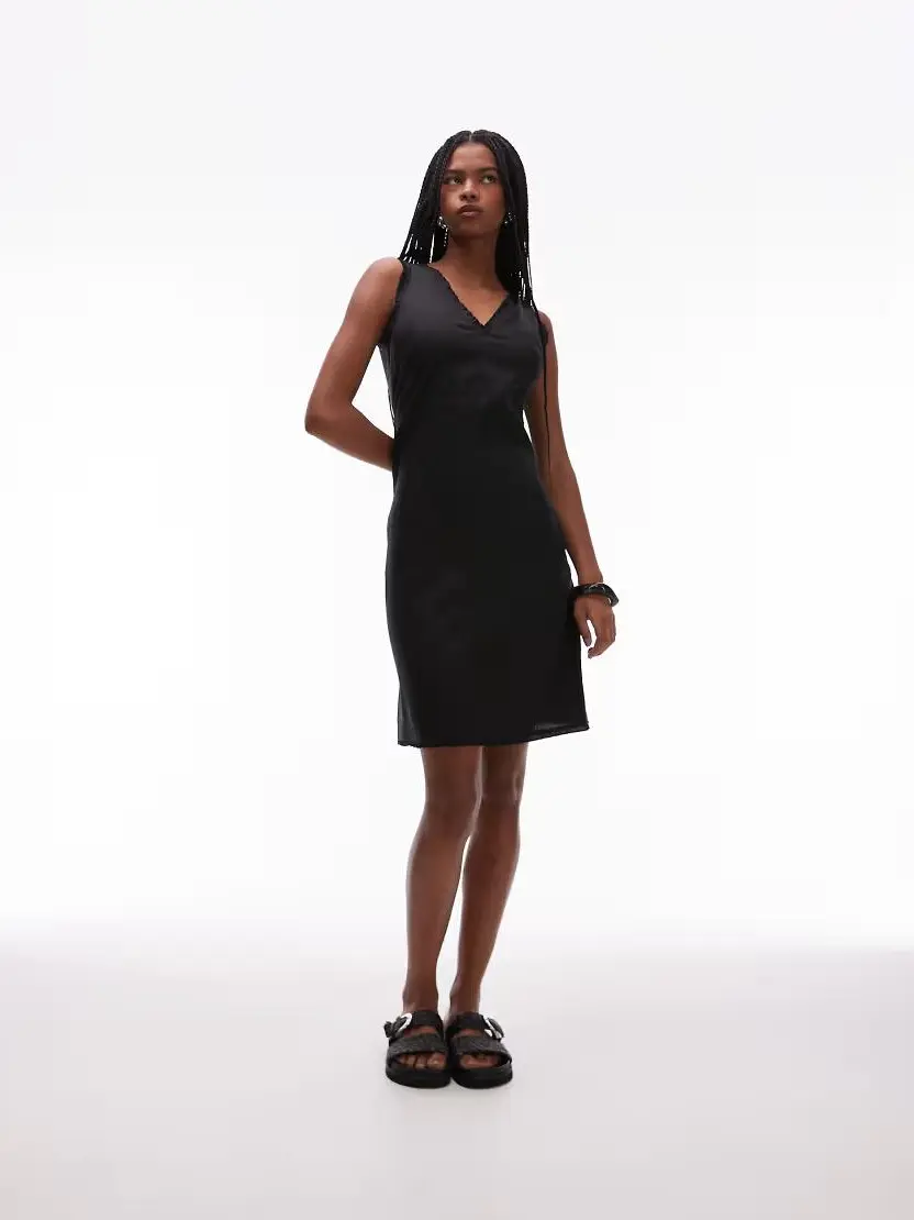 CZARNA MINI SUKIENKA V-NECK