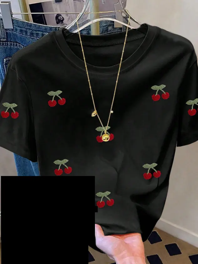 czarny t-shirt wzór wiśnia