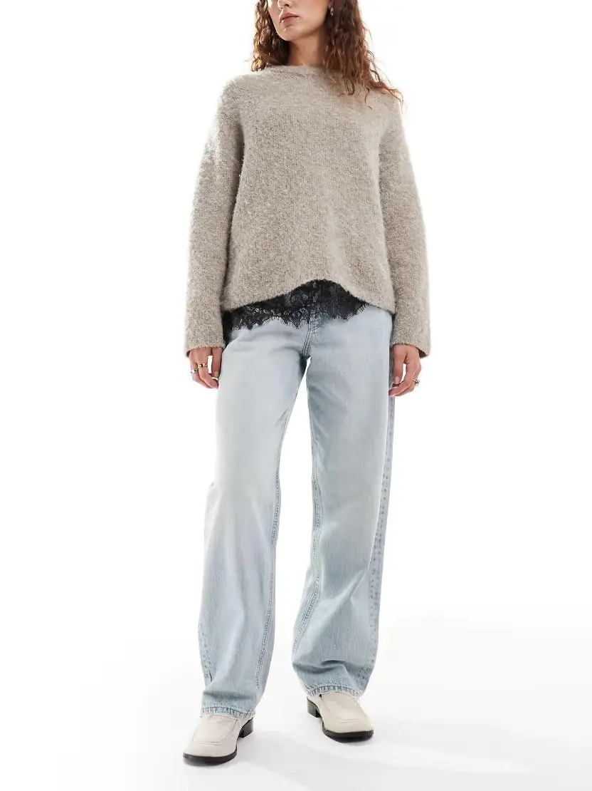 niebieskie spodnie jeans