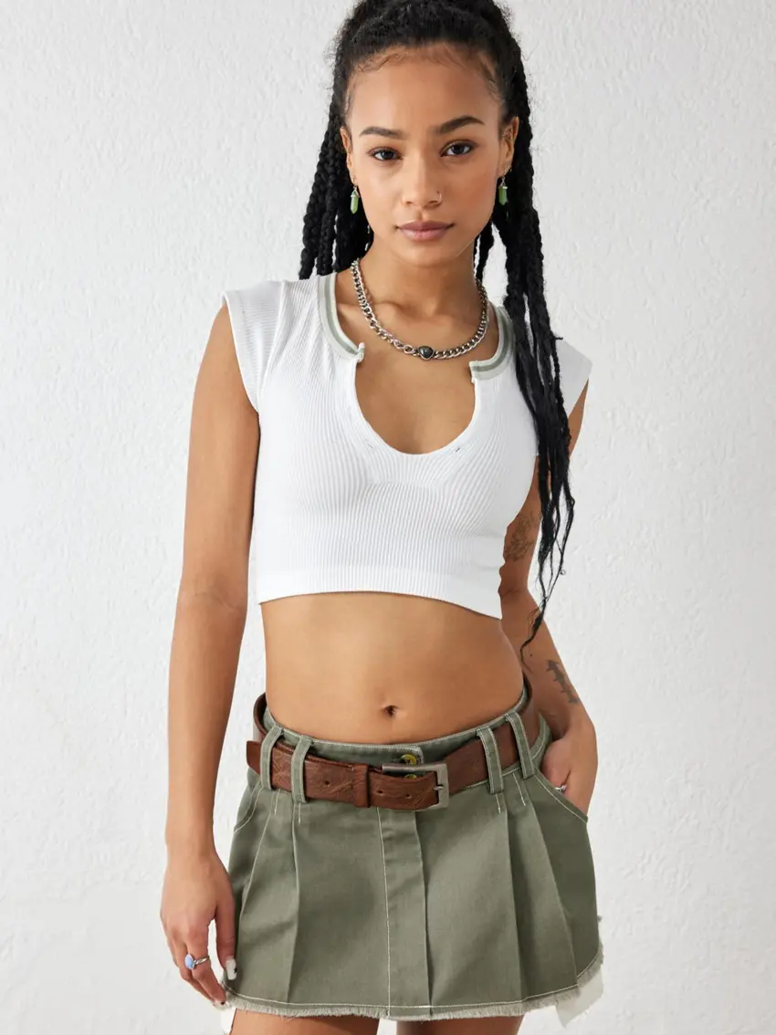 PRĄŻKOWANY BIAŁY CROP TOP KONTRAST