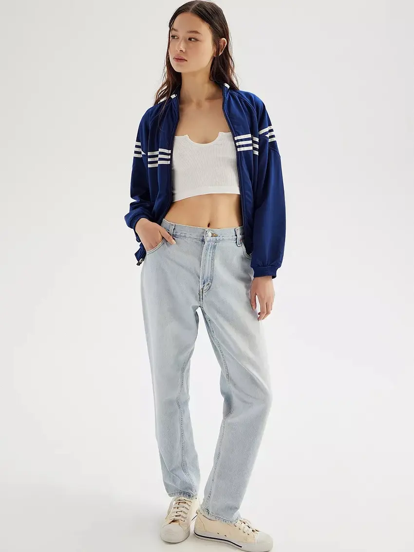 BIAŁY CROP TOP WYCIĘCIE PRĄŻKI