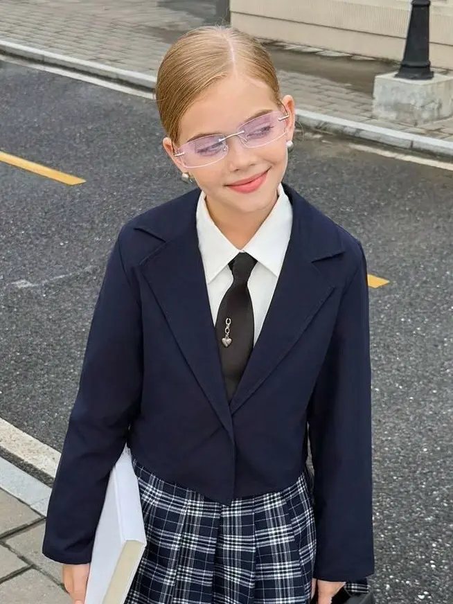 granatowa marynarka guzik