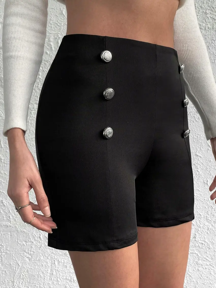 czarne krótkie legginsy guziki
