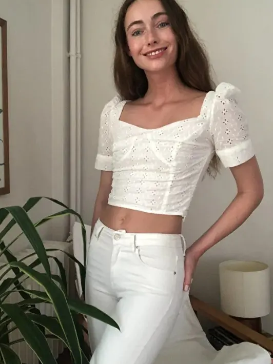 biały crop top zdobienie haft