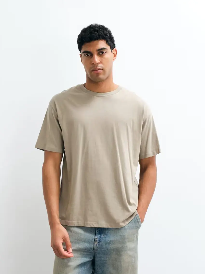 beżowy t-shirt oversize okrągły dekolt print