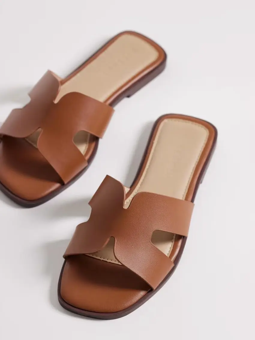 brązowe WSUWANE KLAPKI CASUAL WIDE FIT