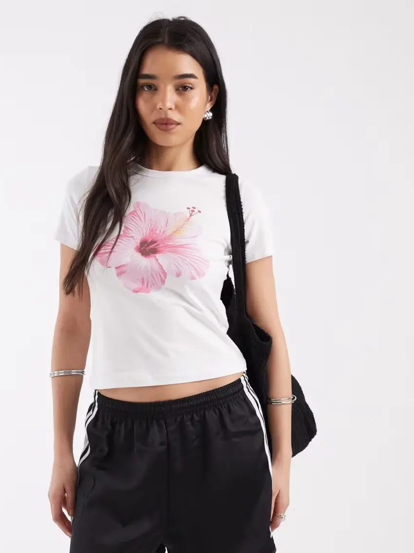 BIAŁY DOPASOWANY T-SHIRT NADRUK