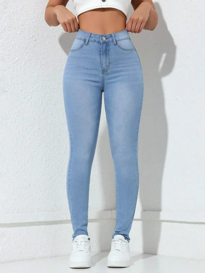 niebieskie spodnie jeans rurki