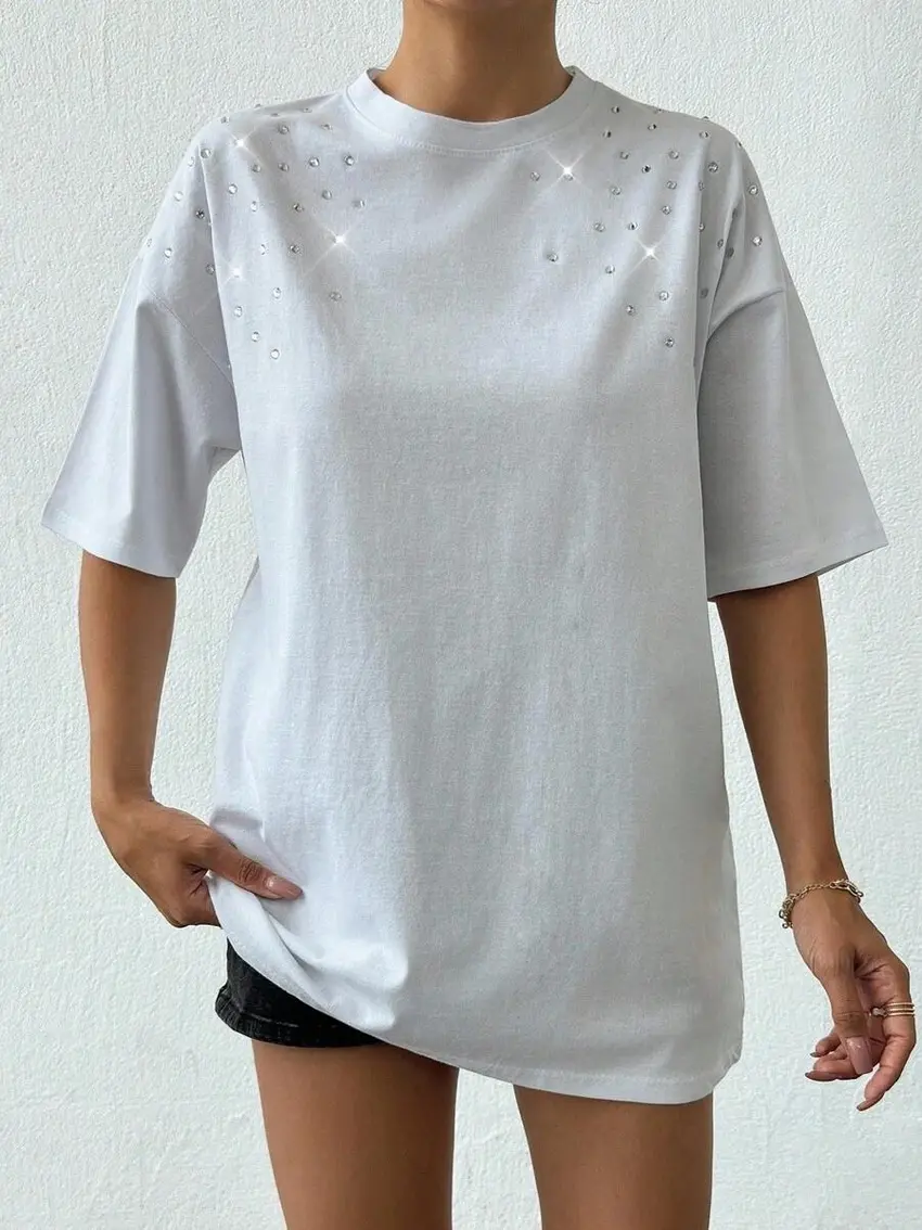 BIAŁY T-SHIRT ZDOBIENIA