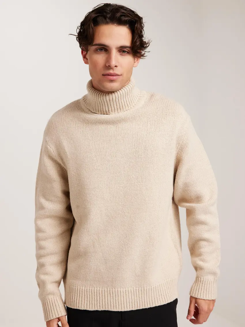 beżowy sweter z golfem wełna