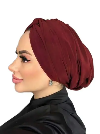 czerwona chusta turban na głowę