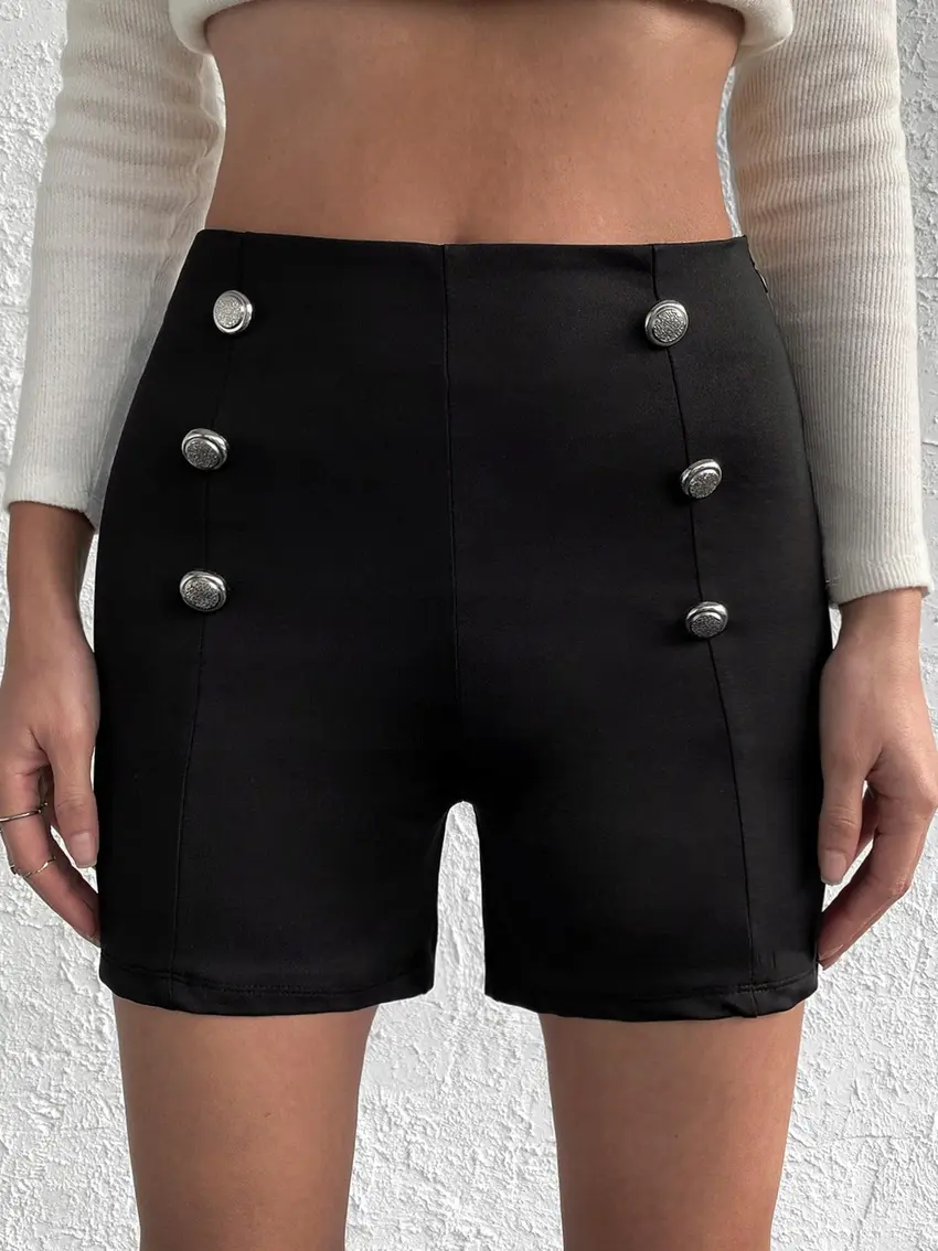 czarne krótkie legginsy guziki