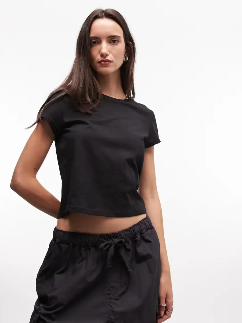 czarny t-shirt z krótkim rękawem okrągły dekolt