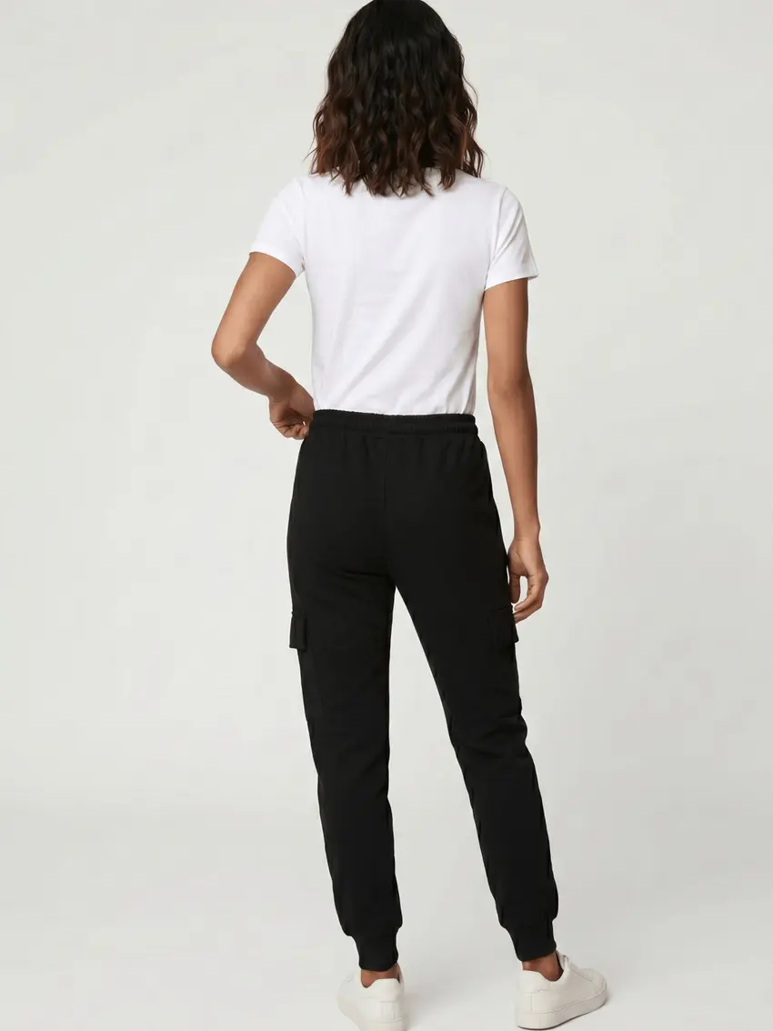 czarne spodnie dresowe jogger