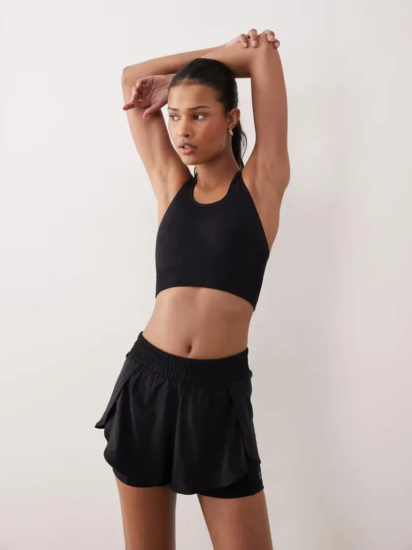 czarny sportowy top