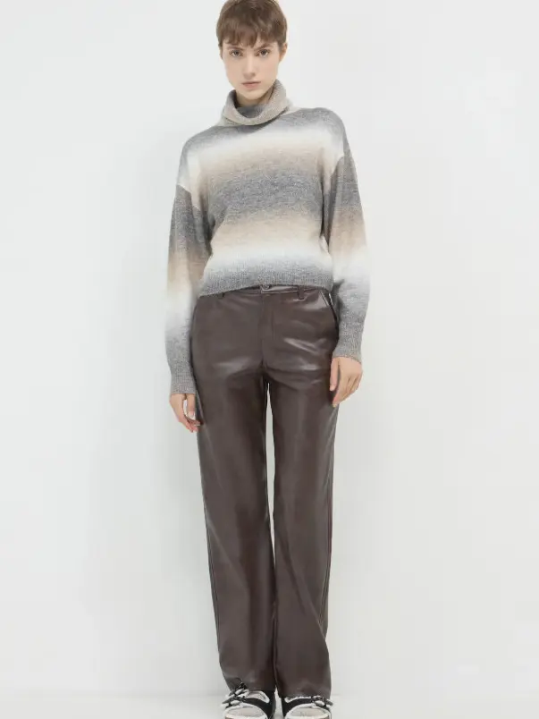 sweter z golfem ombre