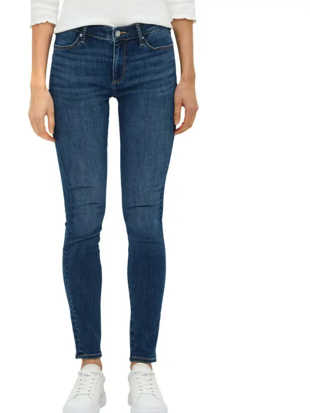 niebiskie spodnie jeans