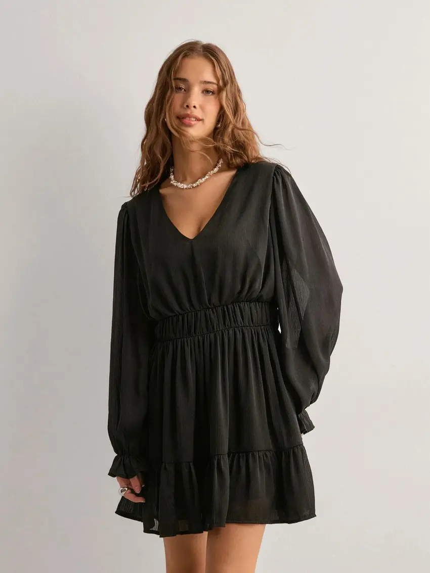 czarna sukienka falbany v neck