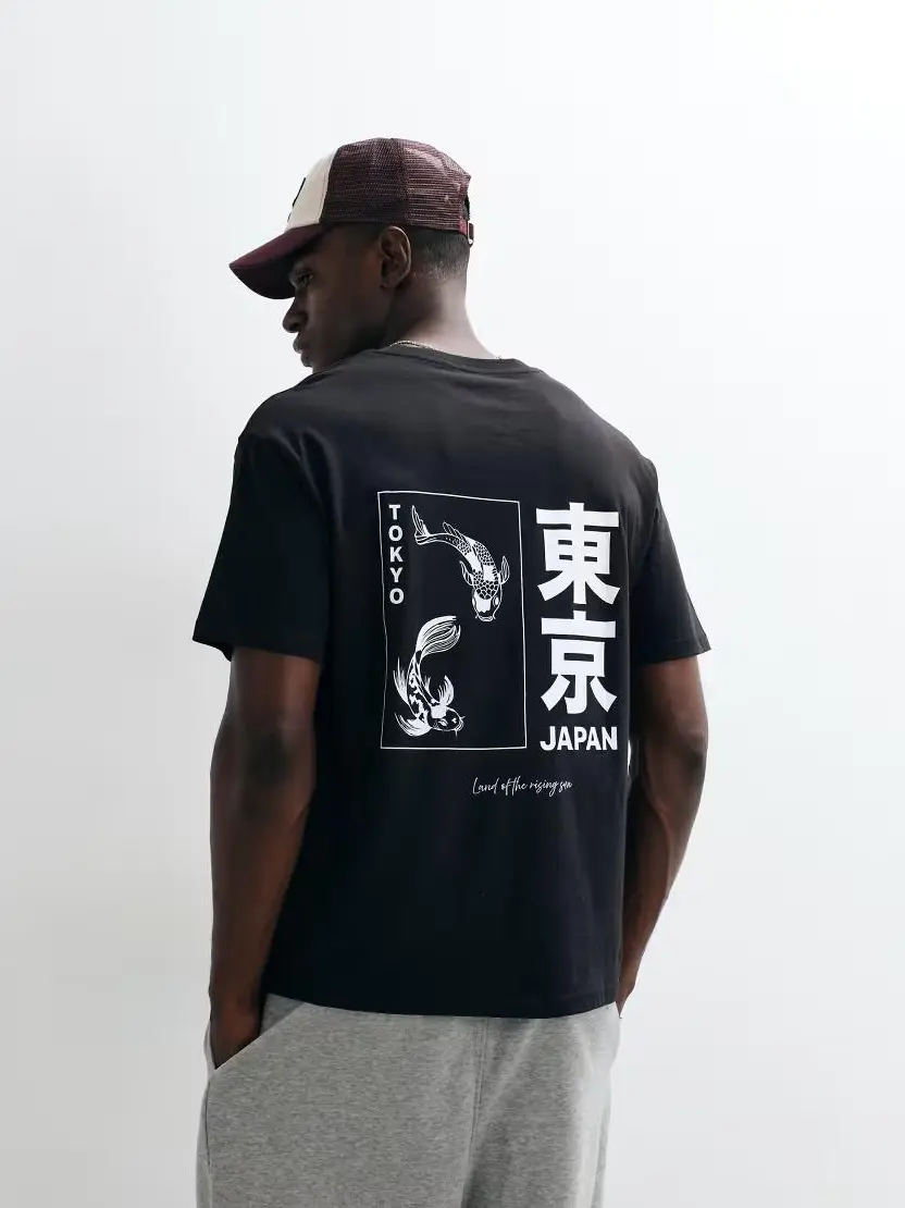 CZARNY T-SHIRT NADRUK